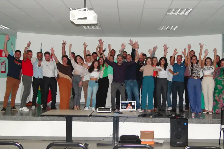 Grupo de participantes celebrando ao final de um encontro