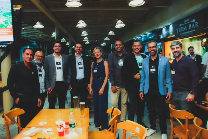 Grupo reunido em encontro noturno de negócios