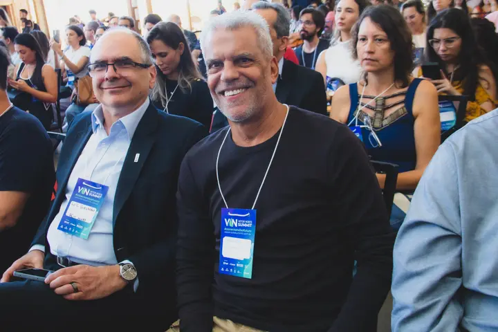 Participantes credenciados conversando